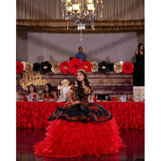 Off Shoulder Sweet 15 Gowns Red On Black Ruffled Quinceanera Dress Lace Appliques Wear Pageant Sweetheart Neck 2024 Ball Gown Princess Dresses