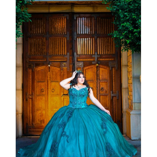 Spaghetti Strap Girls Ball Gown Princess Dress Emerald Green Quince Dresses Sleeveless 15 Birthday Party Gowns Lace Appliques Vestidos De XV Anos